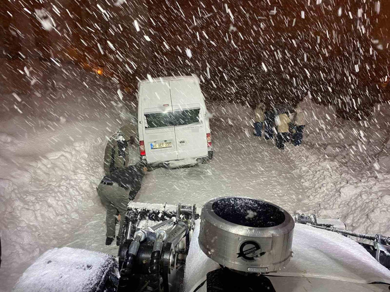 HAKKARİ’NİN MERZAN MAHALLESİ YOLUNDA, DOĞU KOLEJİ YAKINLARINDA KAR VE TİPİ NEDENİYLE MAHSUR KALAN...