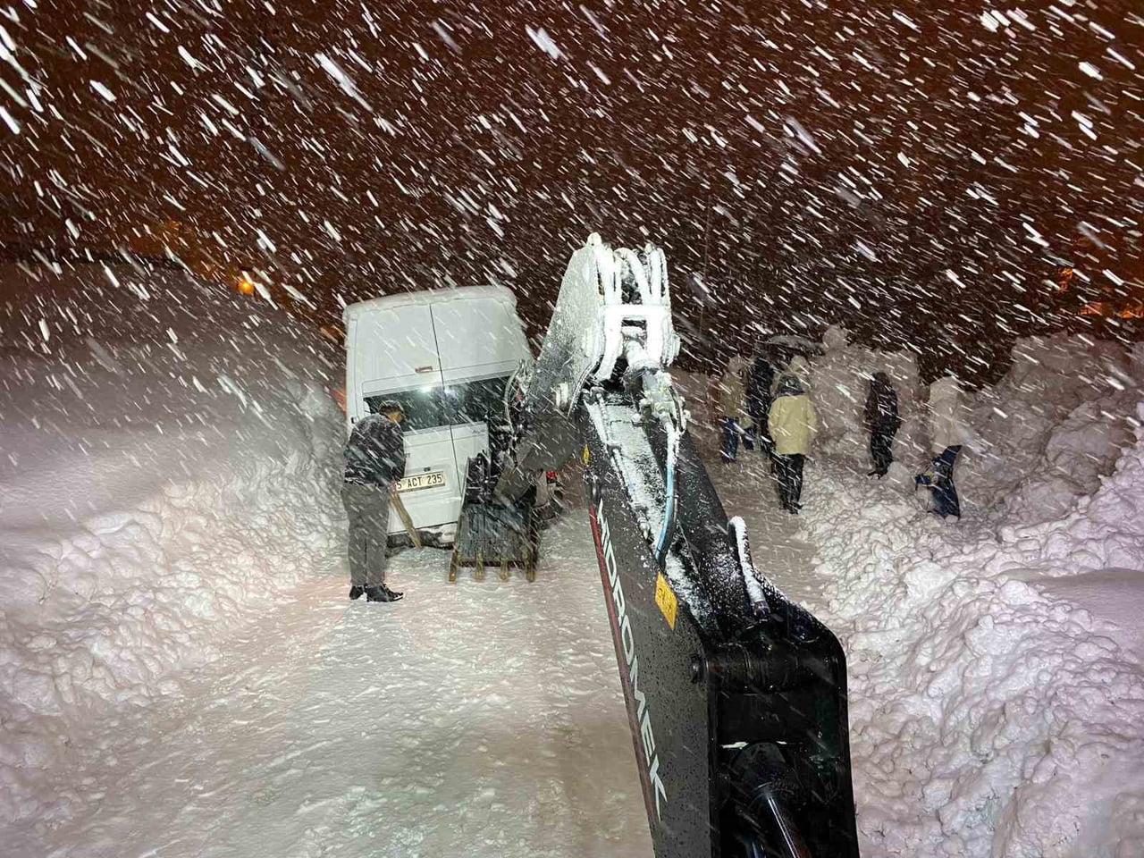 HAKKARİ’NİN MERZAN MAHALLESİ YOLUNDA, DOĞU KOLEJİ YAKINLARINDA KAR VE TİPİ NEDENİYLE MAHSUR KALAN...