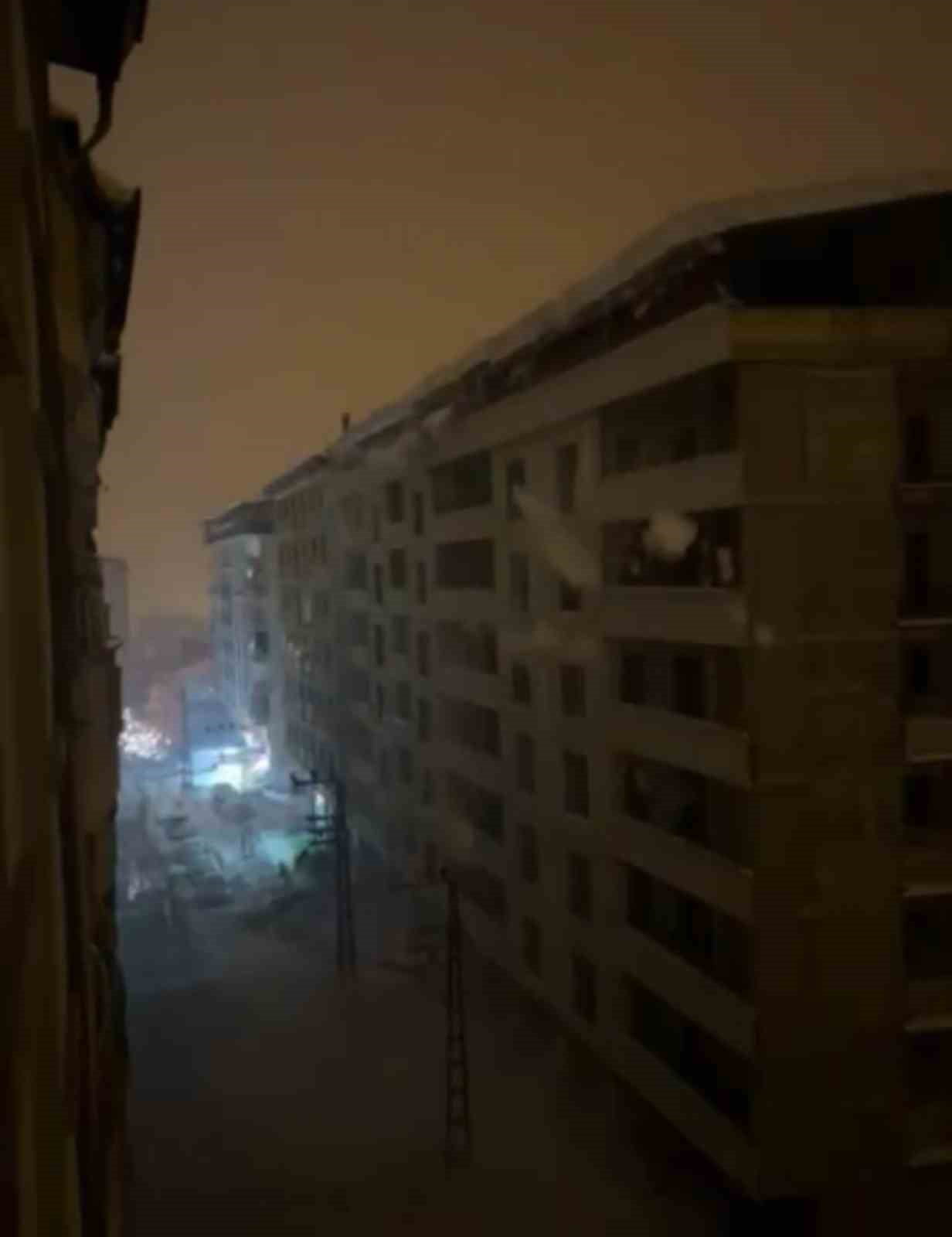 HAKKARİ’NİN ŞEMDİNLİ İLÇESİNDE BİR BİNANIN ÇATISINDA BİRİKEN DEV KAR KÜTLESİNİN ELEKTRİK...