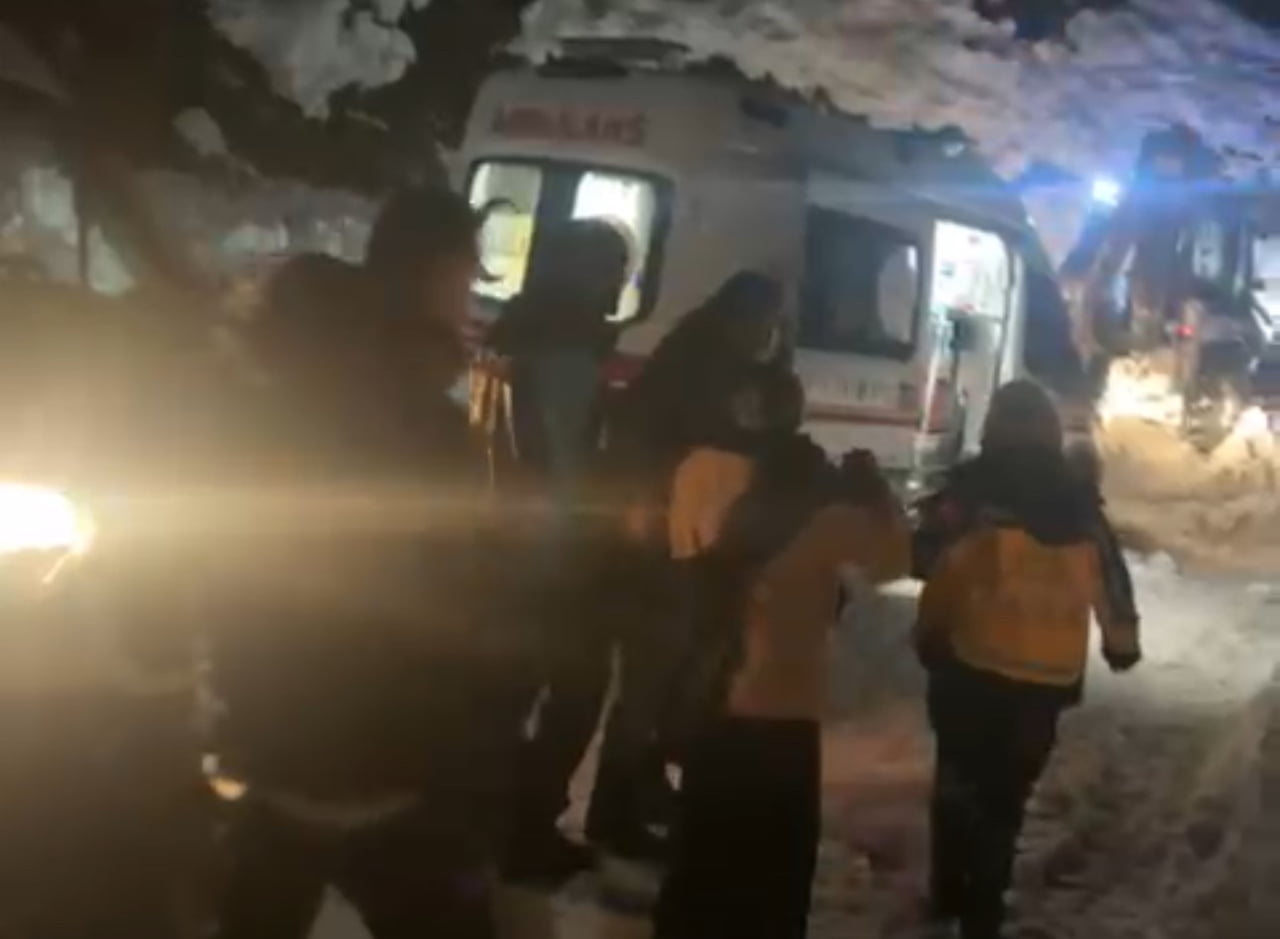 HAKKARİ’NİN ŞEMDİNLİ İLÇESİNDE, YOĞUN KAR YAĞIŞI NEDENİYLE ULAŞIMI KAPANAN MEZRADA KARBONMONOKSİT...