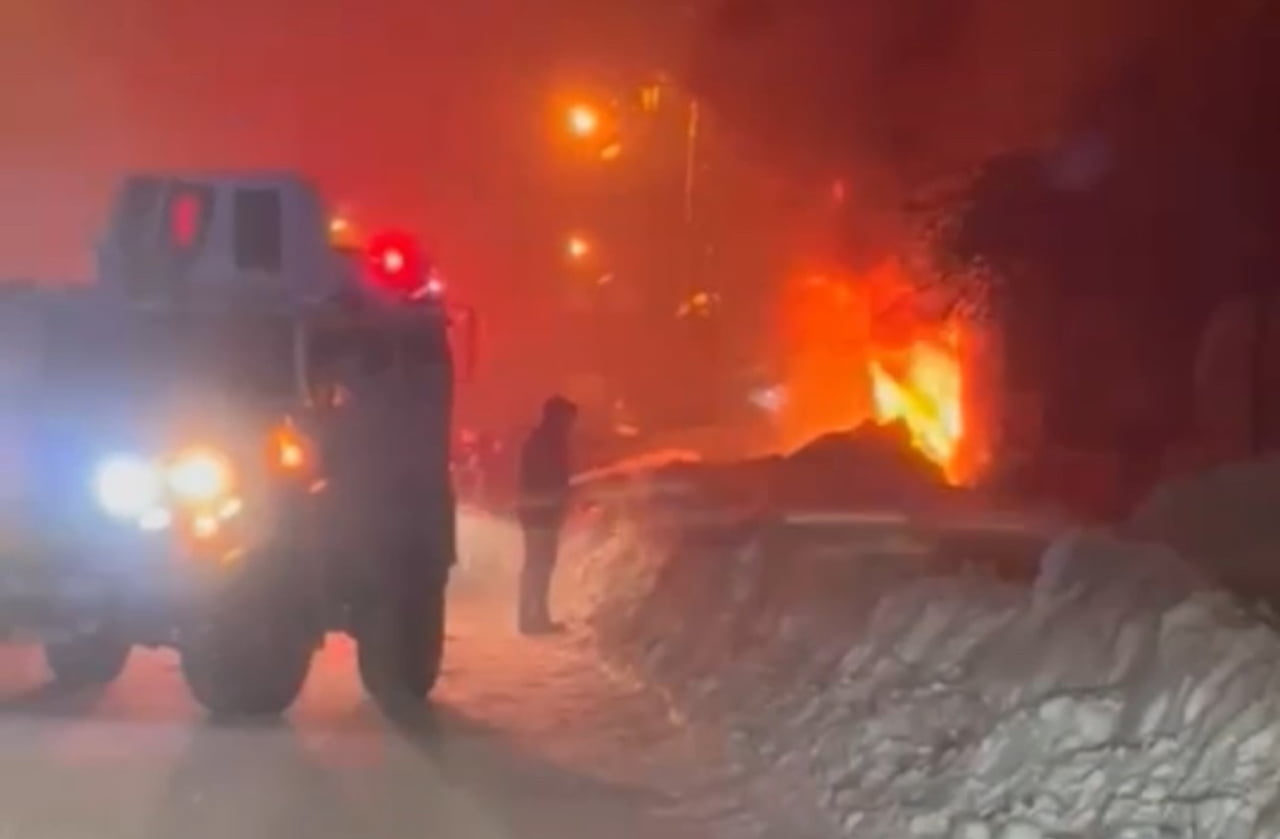 HAKKARİ’NİN YÜKSEKOVA İLÇESİNDE BİR EVDE ÇIKAN YANGIN, İTFAİYE EKİPLERİNİN MÜDAHALESİNE RAĞMEN EVİ...