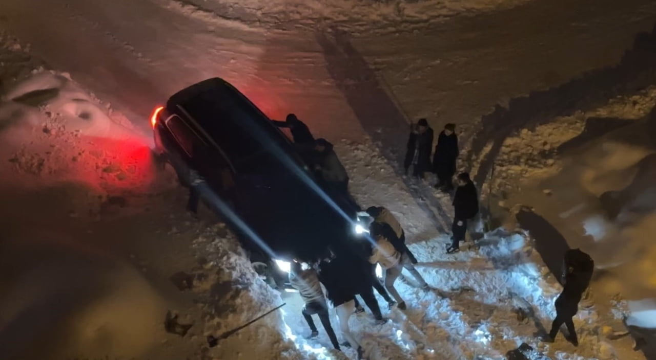 HAKKARİ’NİN YÜKSEKOVA İLÇESİNDE SON 10 YILIN EN YOĞUN KAR YAĞIŞI HAYATI OLUMSUZ ETKİLERKEN, KARA...