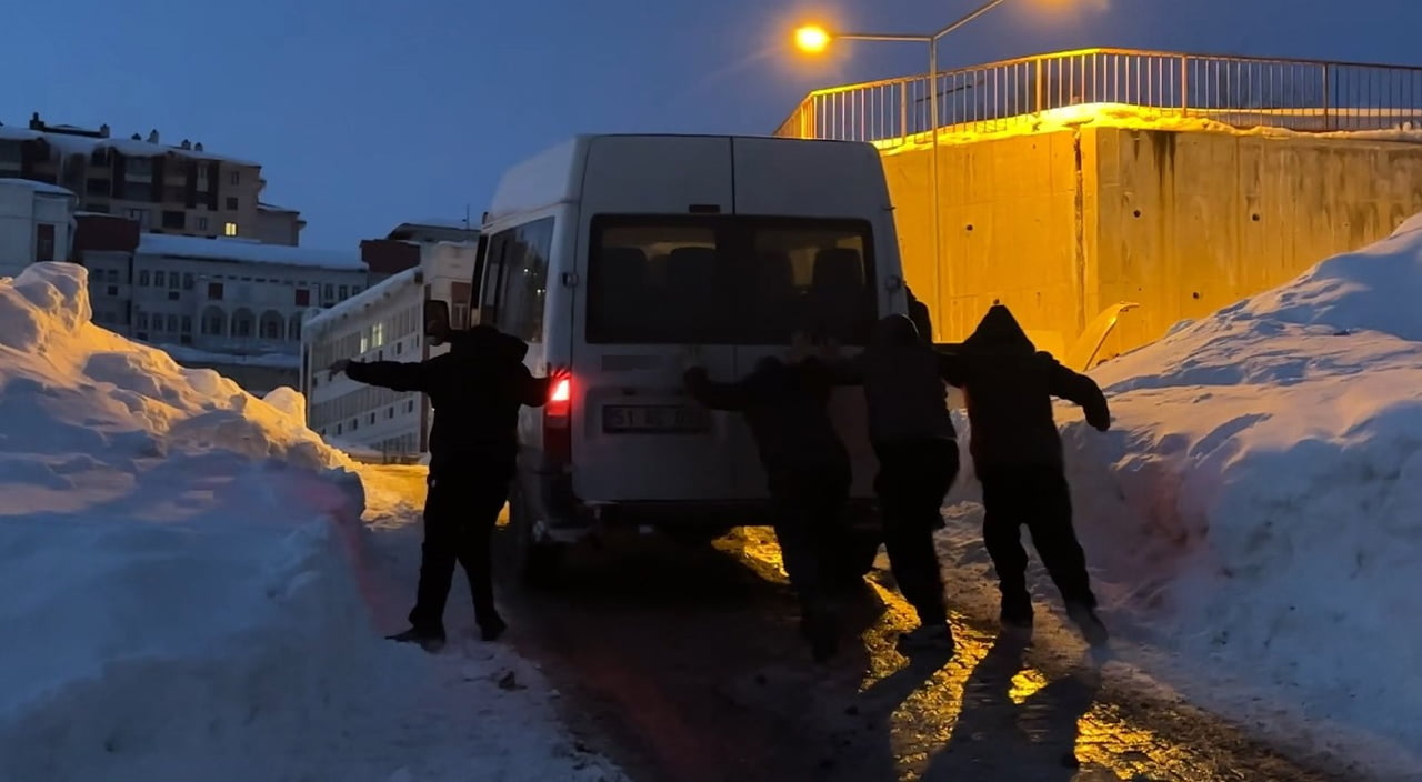 HAKKARİ’NİN YÜKSEKOVA İLÇESİNDE YOĞUN KAR YAĞIŞI VE DONDURUCU SOĞUKLAR YAŞAMI OLUMSUZ ETKİLERKEN...