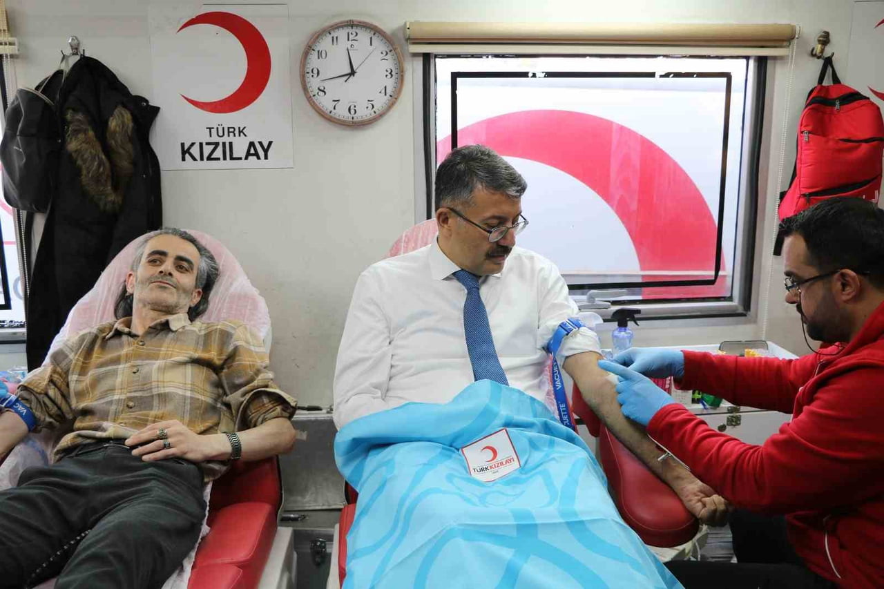 HAKKARİ VALİSİ ALİ ÇELİK, "BİRBİRİMİZE CANDAN BAĞLIYIZ" SLOGANIYLA BAŞLATILAN KAN BAĞIŞI...