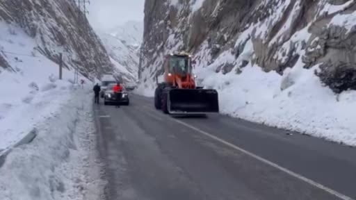 Hakkari-Yüksekova kara yoluna çığ düştü