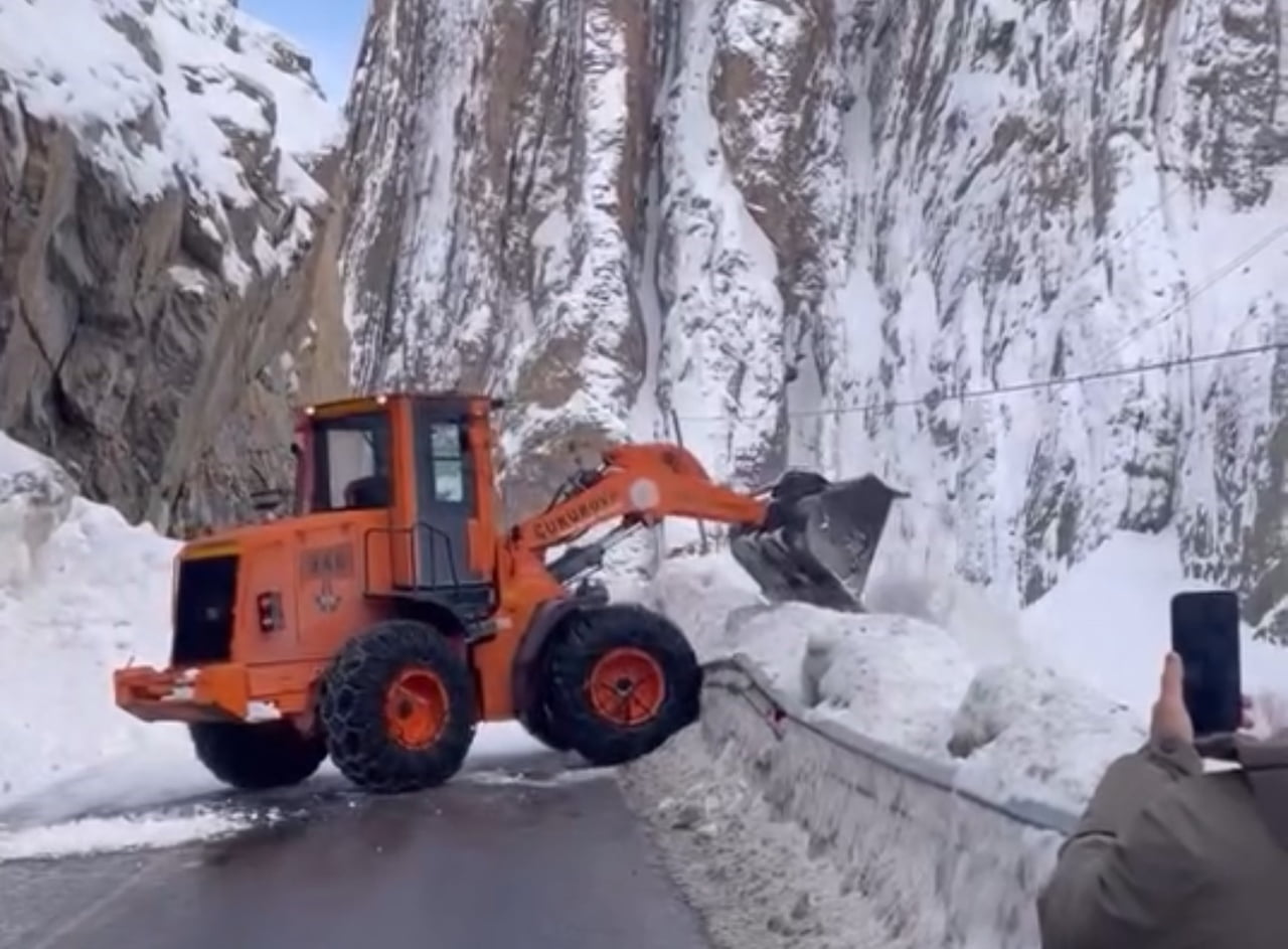 HAKKARİ-YÜKSEKOVA KARAYOLUNA ÇIĞ DÜŞMESİ SONUCU KAPANAN ULAŞIM, KARAYOLLARI EKİPLERİNİN HIZLI...