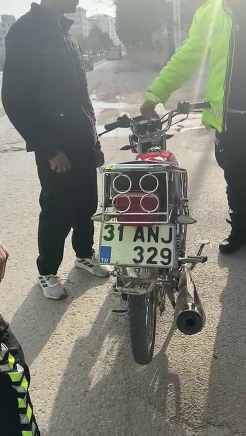 HATAY'DA ABARTI EGZOZLU MOTOSİKLET SÜRÜCÜSÜNE ÇEŞİTLİ MADDELERDEN TOPLAMDA 12 BİN 400 TL İDARİ...