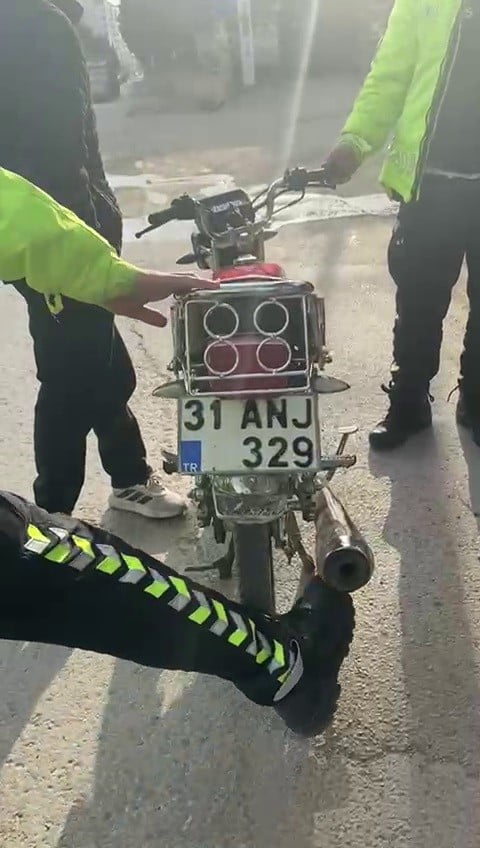 HATAY'DA ABARTI EGZOZLU MOTOSİKLET SÜRÜCÜSÜNE ÇEŞİTLİ MADDELERDEN TOPLAMDA 12 BİN 400 TL İDARİ...