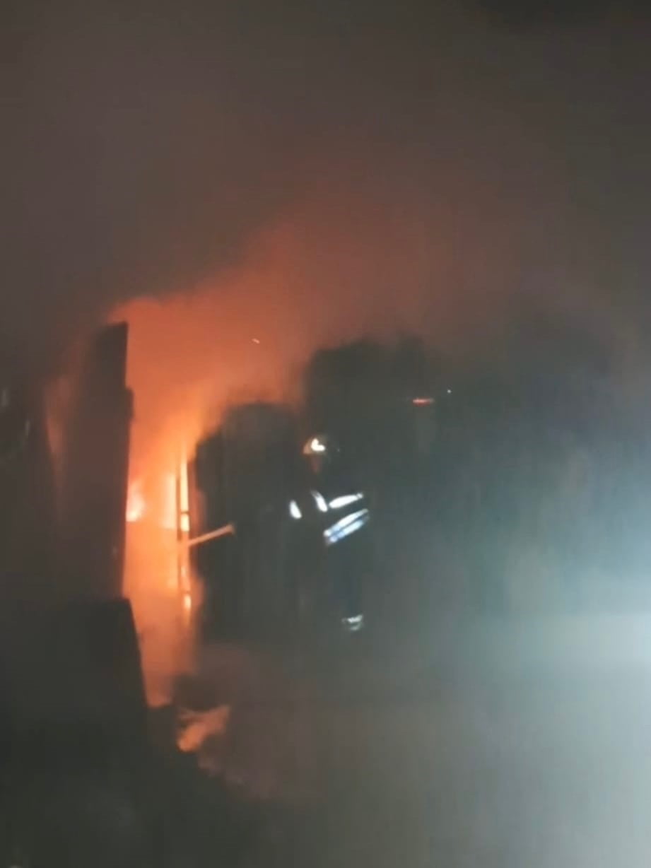 HATAY'DA ALEVLERE TESLİM OLARAK YANAN KONTEYNER KULLANILMAZ HALE GELDİ.