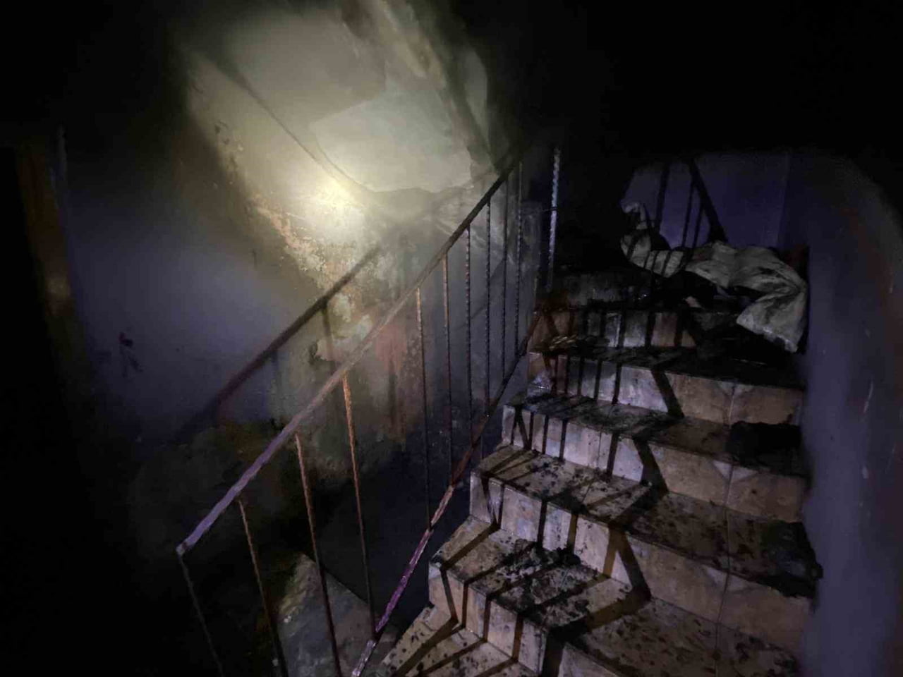 HATAY'DA ALEVLERE TESLİM OLARAK YANAN MÜSTAKİL EVDEKİ 5'İ ÇOCUK 7 KİŞİLİK AİLE İTFAİYE EKİPLERİ...