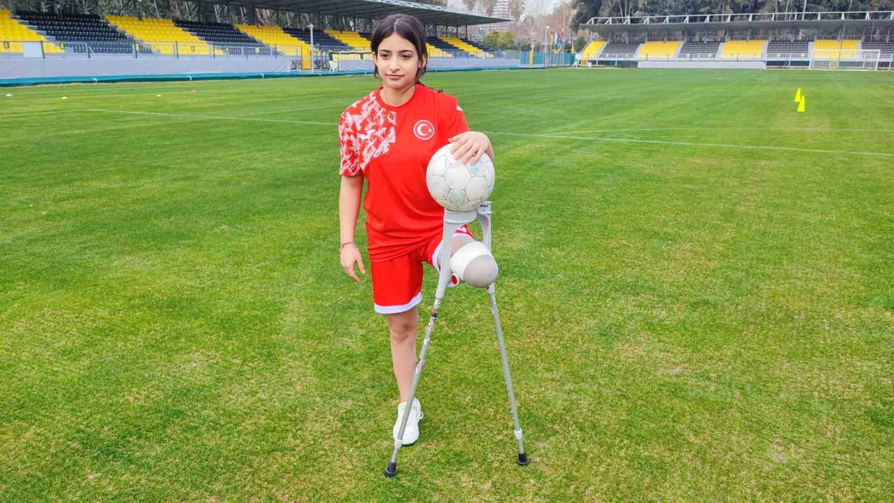 HATAY'DA DEPREMDEN 45 SAAT SONRA ENKAZDAN ÇIKARILARAK BACAĞI AMPUTE OLAN 16 YAŞINDAKİ TUĞBA AKIN...