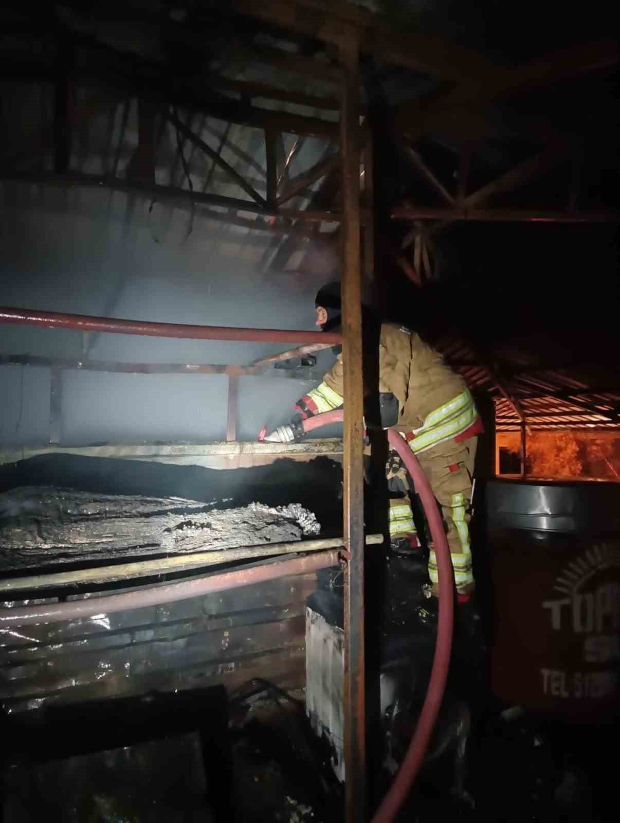 HATAY'DA EVİN ODUNLUK KISMINDA ÇIKAN YANGIN BÜYÜMEDEN SÖNDÜRÜLDÜ.