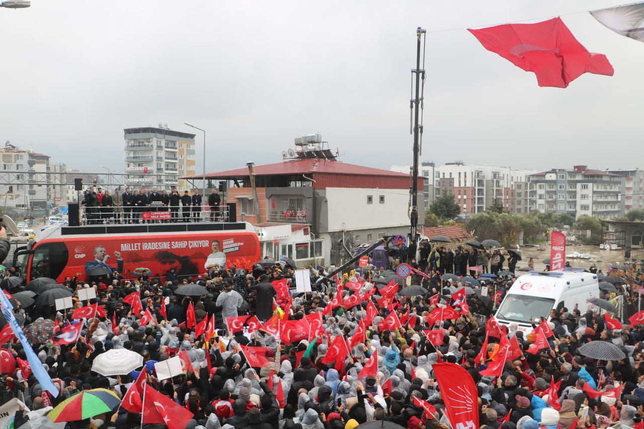 HATAY'DA KONUŞAN CHP GENEL BAŞKANI ÖZGÜR ÖZEL, 20 BİN TL'YE YÜKSELTİLEN EMEKLİ MAAŞININ...