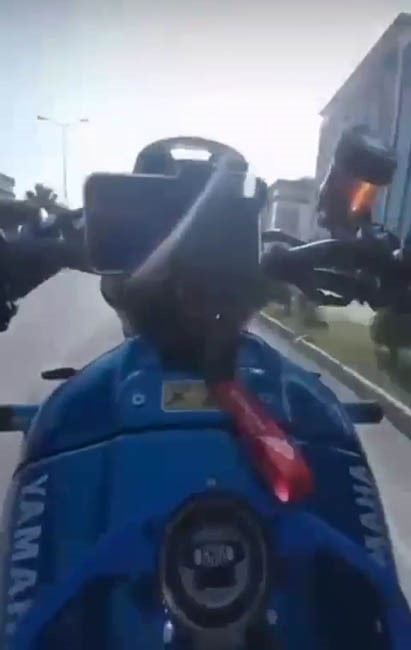 HATAY'DA MOTOSİKLETLE AKROBATİK HAREKETLER YAPARAK ÖN KALDIRAN VE GÖRÜNTÜLERİ SOSYAL MEDYADA...