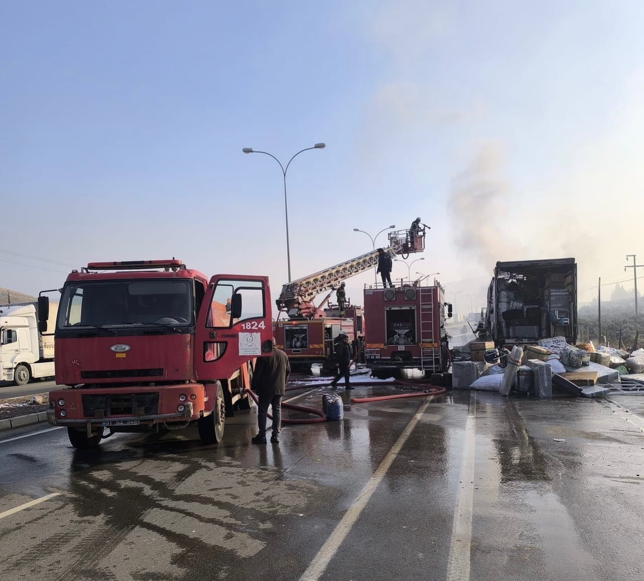 HATAY'DA SINIR KAPISINDAN SURİYE’YE GEÇMEK İÇİN BEKLEYEN MOBİLYA YÜKLÜ PARK HALİNDEKİ TIR...