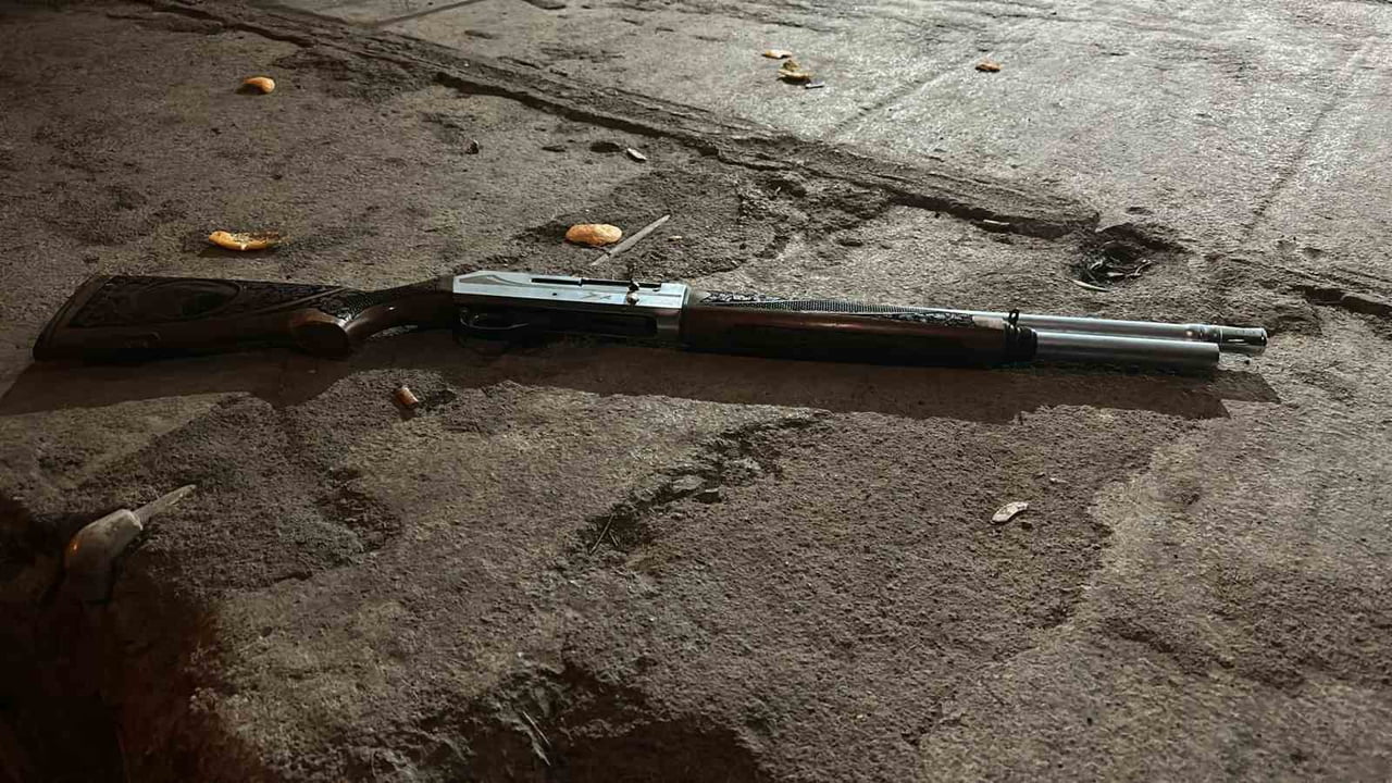 HATAY'DA YILBAŞINI KUTLAMAK İÇİN KENT MERKEZİNDE POMPALI TÜFEKLE HAVAYA ATEŞ AÇAN ŞAHIS POLİS...