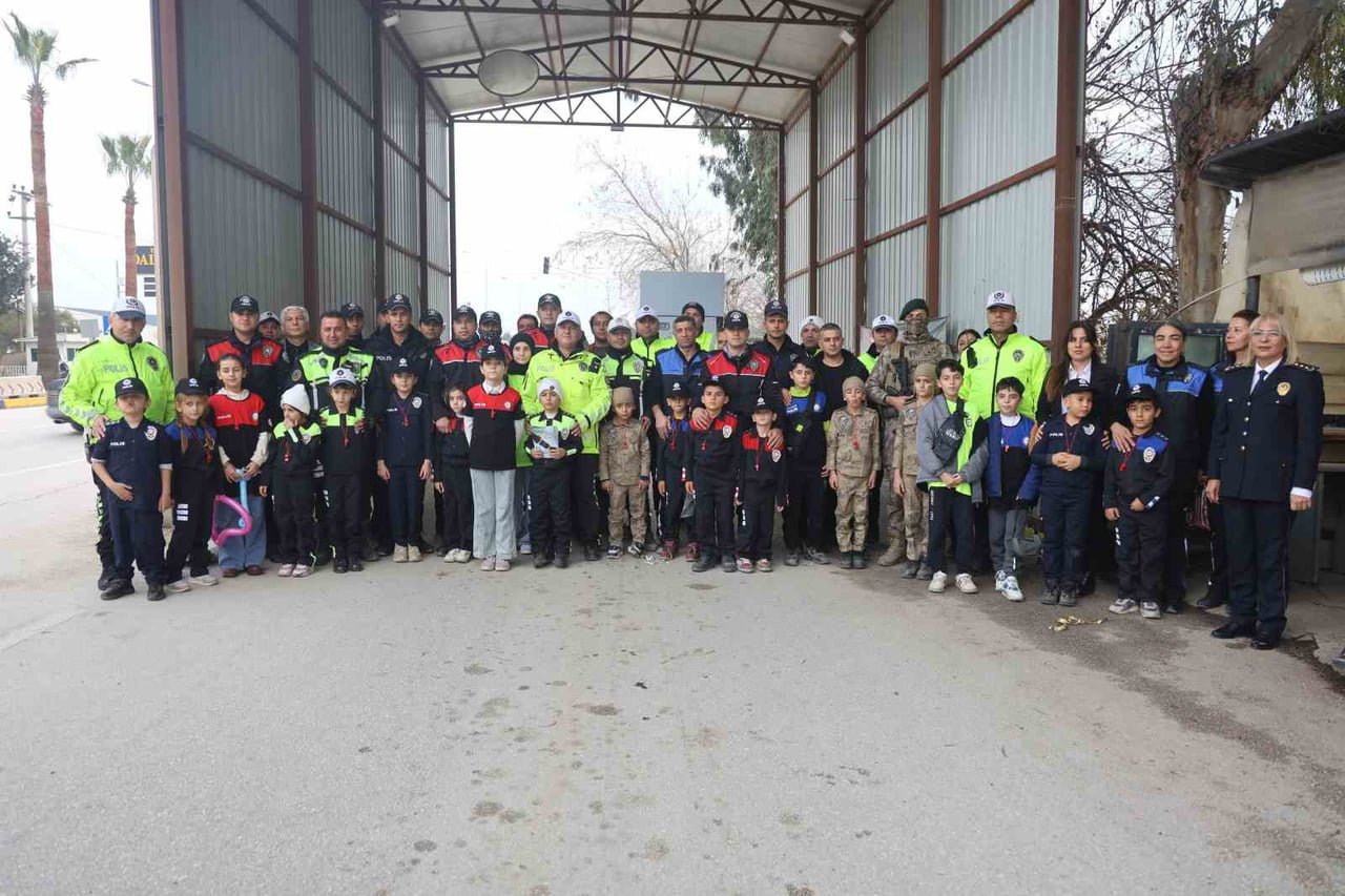 HATAY'DA ‘YÜREĞİMİZDEKİ IŞIK’ PROJESİ KAPSAMINDA POLİS VE JANDARMA KIYAFETLERİNİ GİYEN ÖKSÜZ VE...