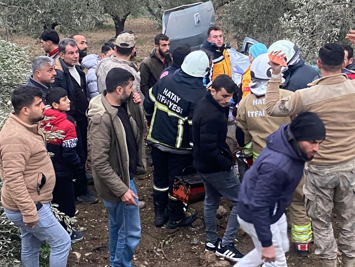 HATAY'DA ZEYTİNLİĞE UÇARAK HURDAYA DÖNEN OTOMOBİLİN SÜRÜCÜSÜ YARALANDI.