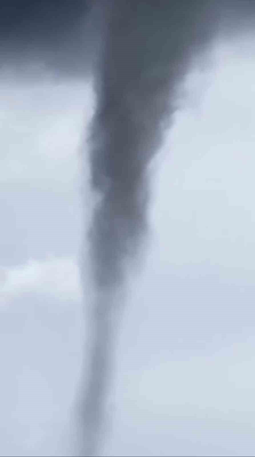HATAY'IN ARSUZ İLÇESİ MEVKİİNDE AKDENİZ’DE OLUŞAN HORTUM CEP TELEFONUYLA GÖRÜNTÜLENDİ.