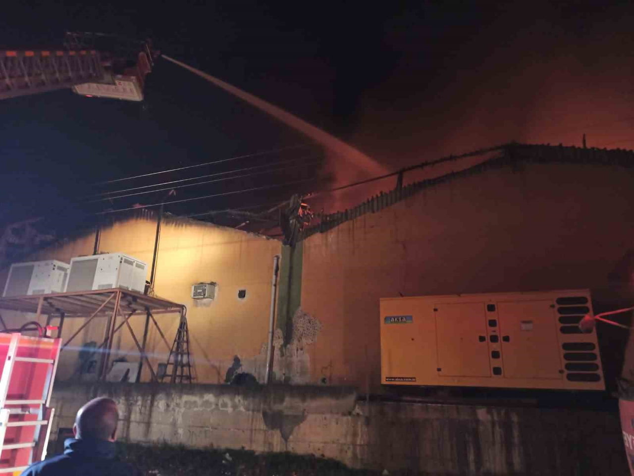 HATAY'IN ERZİN İLÇESİNDE NARENCİYE PAKETLEME FABRİKASINDA ÇIKAN YANGINDA 60 İŞÇİ TAHLİYE EDİLDİ, 1...