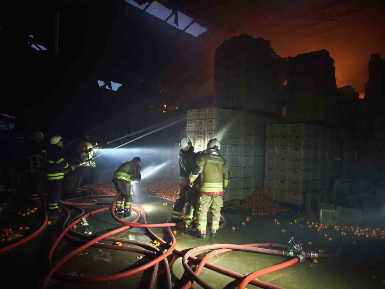 HATAY'IN ERZİN İLÇESİNDE NARENCİYE PAKETLEME FABRİKASINDA ÇIKAN YANGINDA 60 İŞÇİ TAHLİYE EDİLDİ, 1...