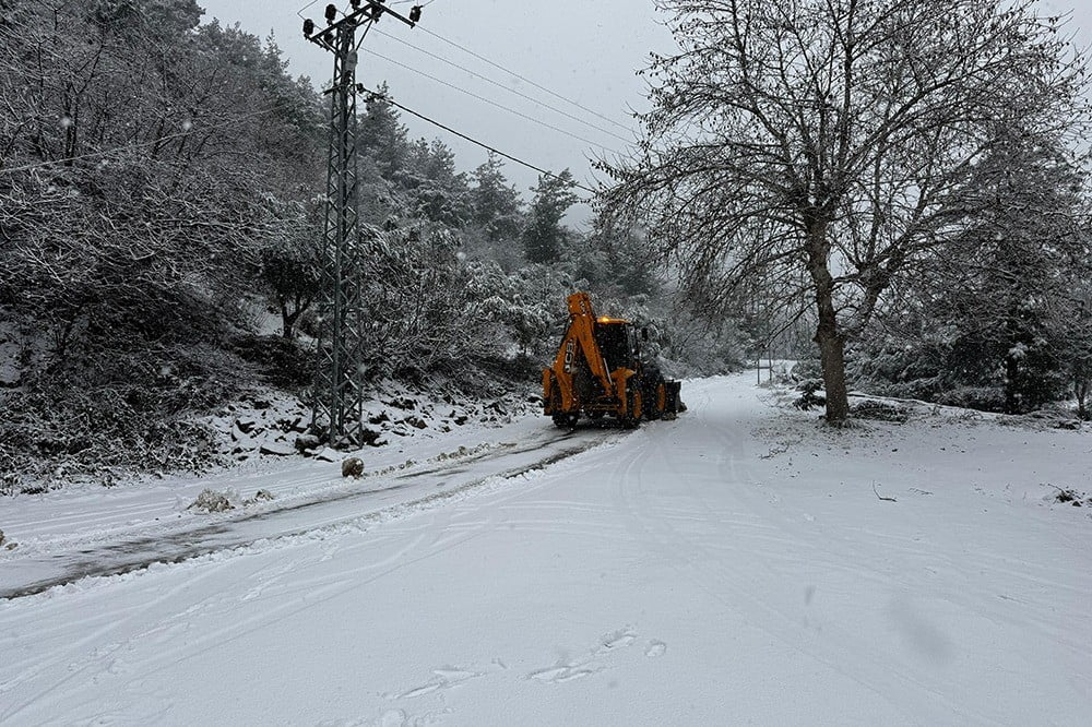 HATAY BÜYÜKŞEHİR BELEDİYESİ, KENTTE ETKİLİ OLAN KAR YAĞIŞIYLA BİRLİKTE TUZLAMA, KAR KÜREME VE...