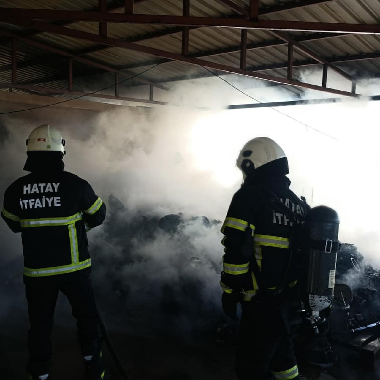 HATAY’DA 2 KATLI MÜSTAKİL EVİN ÇATI KISMINDA YAŞANAN YANGIN İTFAİYE EKİPLERİ TARAFINDAN...