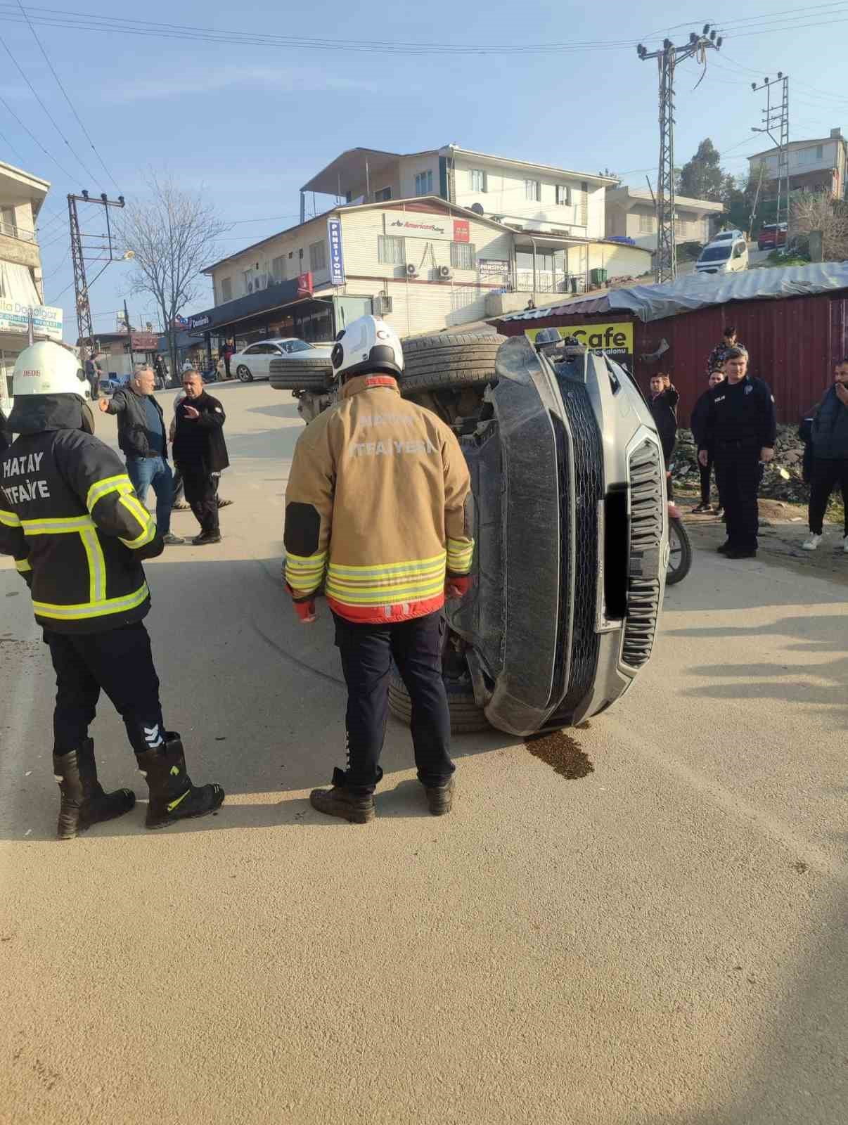 HATAY’DA 2 OTOMOBİLİN ÇARPIŞMASIYLA YAŞANAN TRAFİK KAZASINDA YAN YATAN OTOMOBİLDEKİ  2 KİŞİ...