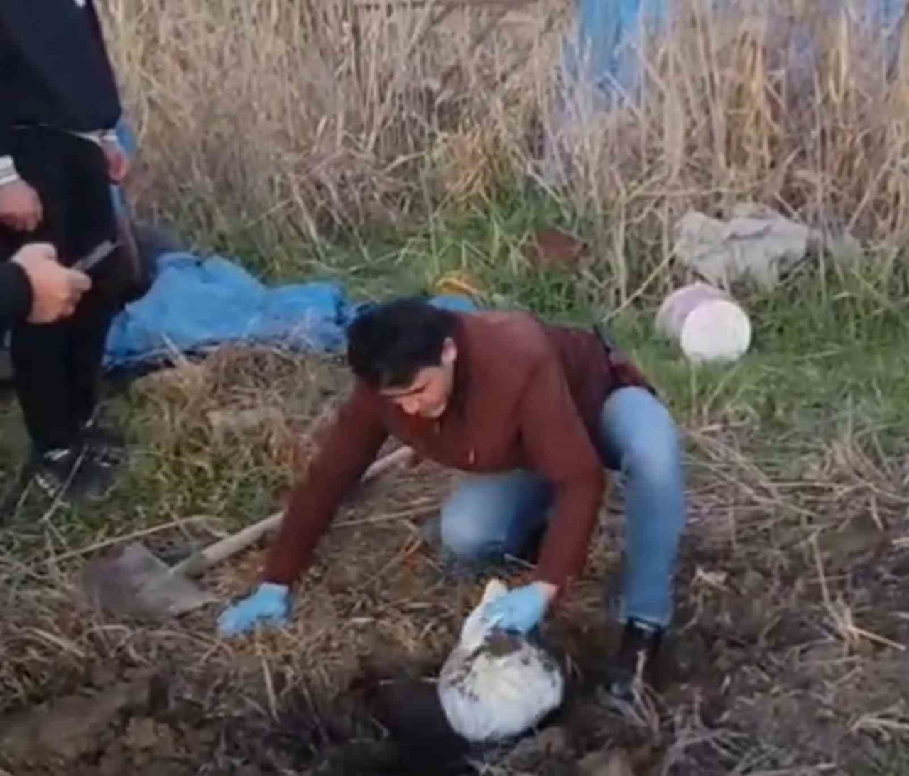 HATAY’DA 4 KİLOGRAM AĞIRLIĞINDAKİ ALTINLARI KUYUMCUDAN 3 DAKİKA İÇERİSİNDE ÇALAN SİLAHLI VE KASKLI...