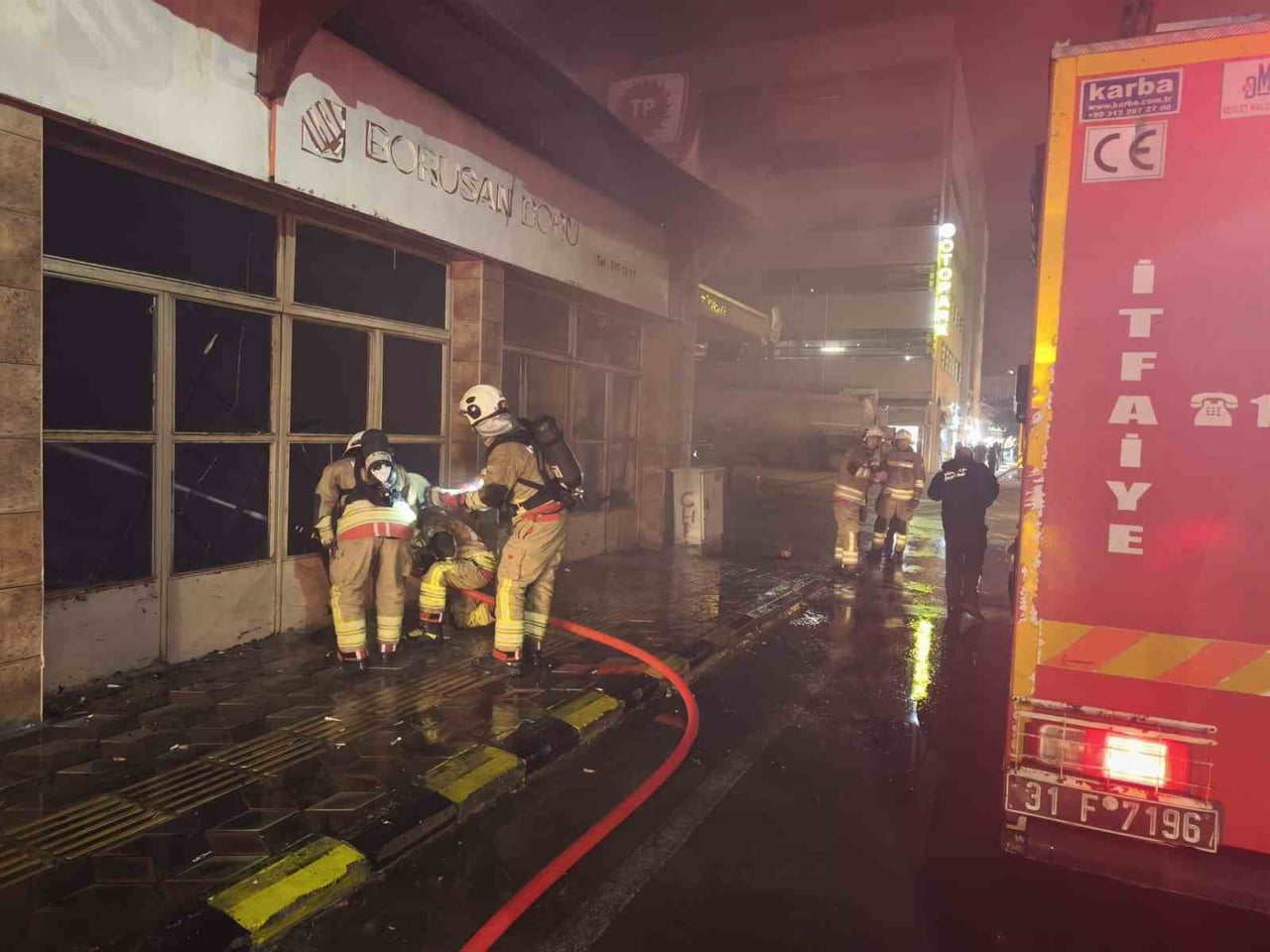 HATAY’DA AKARYAKIT İSTASYONUNUN YANINDAKİ MÜSTAKİL BİNA ALEVLERE TESLİM OLDU, YANGIN İTFAİYE...