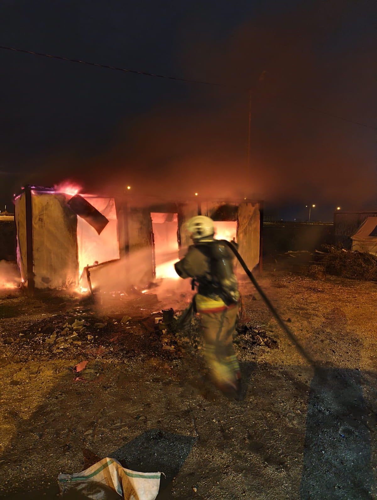 HATAY’DA ALEVLERE TESLİM OLAN KONTEYNER YANARAK KULLANILMAZ HALE GELDİ.