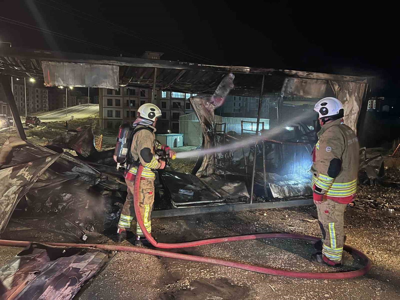 HATAY’DA ALEVLERE TESLİM OLARAK YANAN ŞANTİYE ALANINDAKİ KONTEYNER KULLANILMAZ HALE GELDİ.