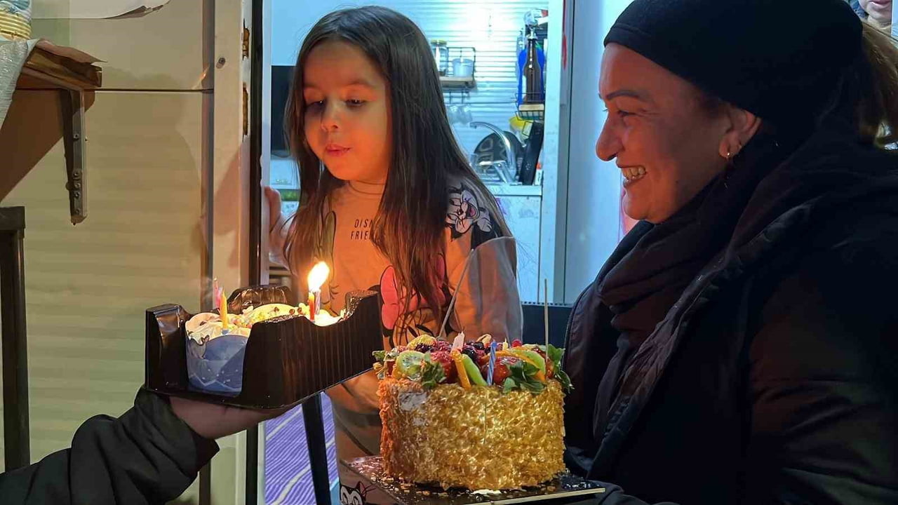 HATAY’DA ANNESİ VE KARDEŞLERİYLE KONTEYNERDE YAŞAYAN ALYA PARLAK’IN 4.YAŞ GÜNÜ SÜRPRİZ DOĞUM...