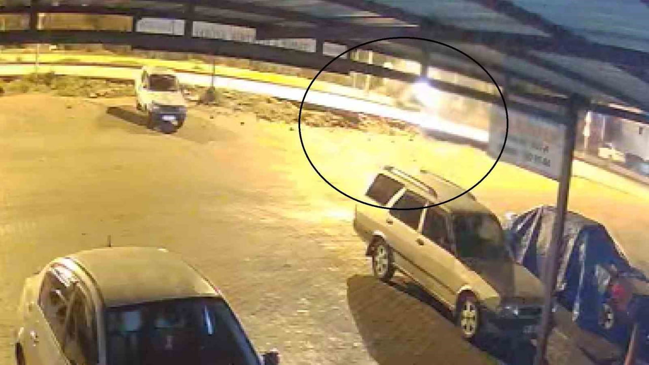 HATAY’DA AYDINLATMA DİREĞİNE ÇARPARAK TAKLA ATAN OTOMOBİLDE HAYATINI KAYBEDEN 7 AYLIK BEBEĞİN CAN...