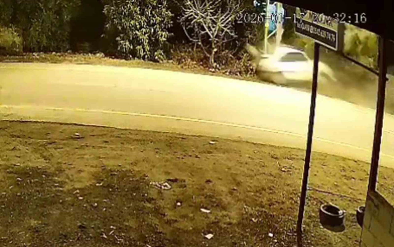 HATAY’DA AYDINLATMA DİREĞİNE SAPLANDIĞI ANLAR KAMERAYA YANSIYAN TOFAŞ’DA YARALANAN 18 YAŞINDAKİ...