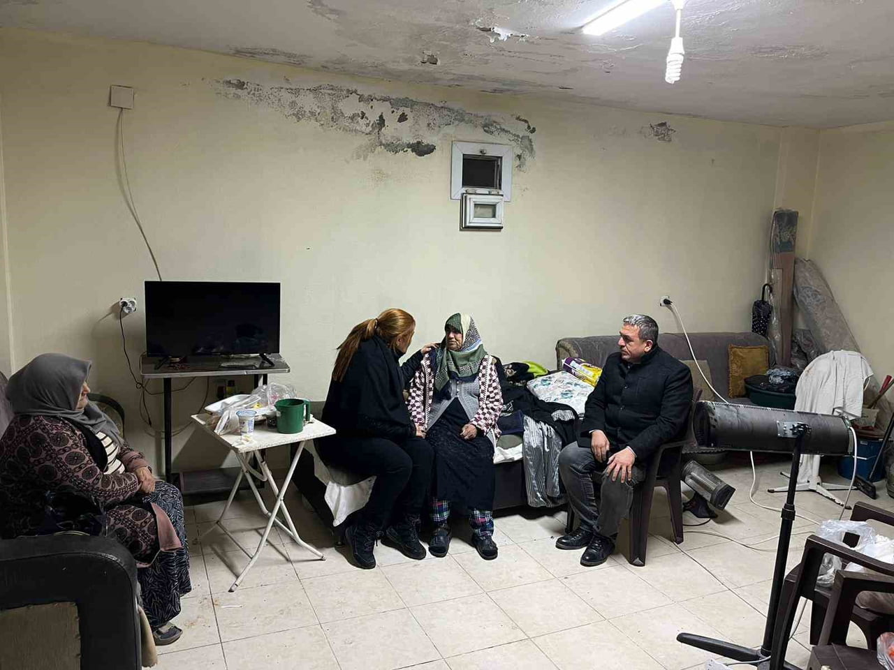 HATAY’DA BABA YADİGARI EVİNDE YALNIZ BAŞINA ZOR ŞARTLARDA YAŞAMAYA ÇALIŞAN GÖRME ENGELLİ YAŞLI...