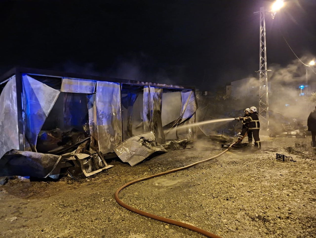 HATAY’DA DEPREMZEDE VATANDAŞLAR TARAFINDAN KULLANILAN KONTEYNER YANARAK KULLANILMAZ HALE GELDİ