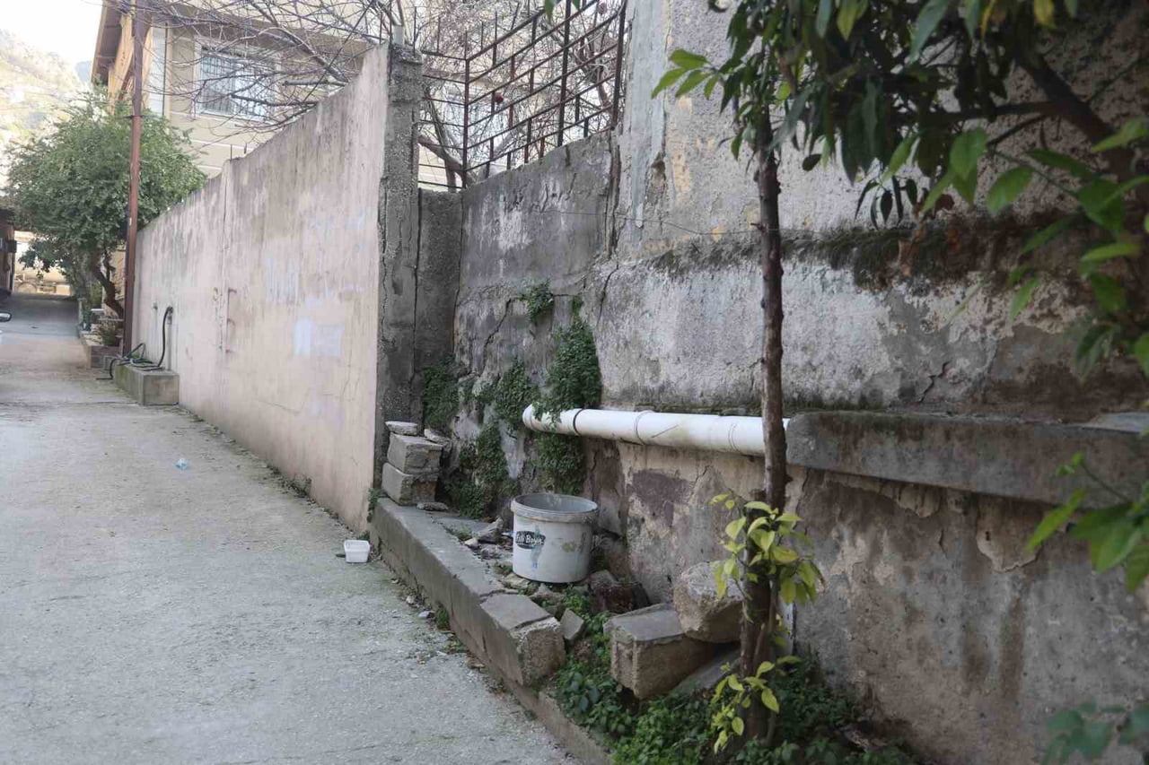 HATAY’DA DUVARIN ÜZERİNDEKİ TELEFONU ANNE VE ÇOCUĞUN, TELEFONU ÇALDIĞI ANLAR KAMERAYA YANSIDI....