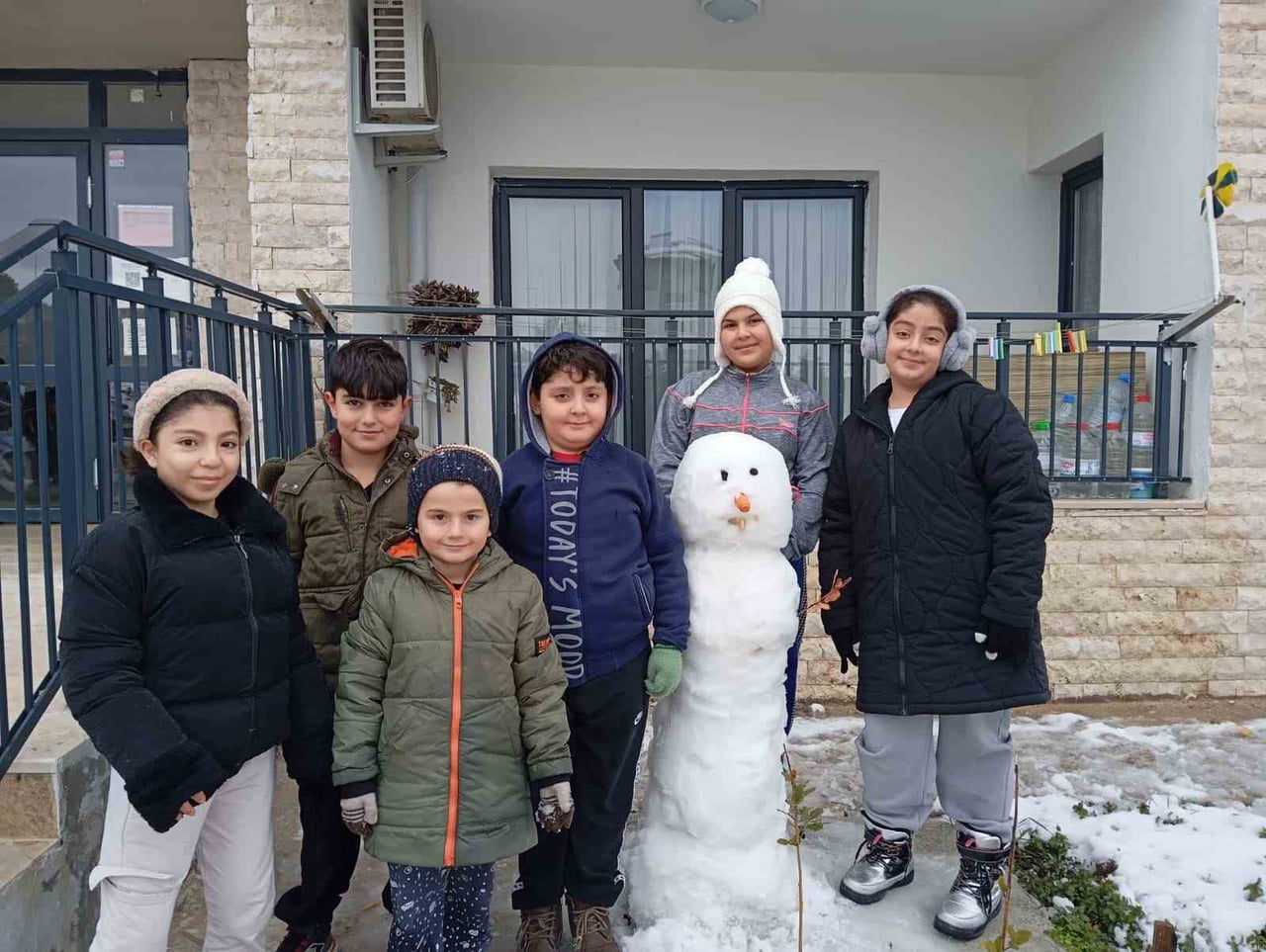HATAY’DA ETKİLİ OLAN KAR YAĞIŞI SONRASI ARAÇLAR YOLDA İLERLEMEKTE GÜÇLÜK ÇEKERKEN ÇOCUKLAR...