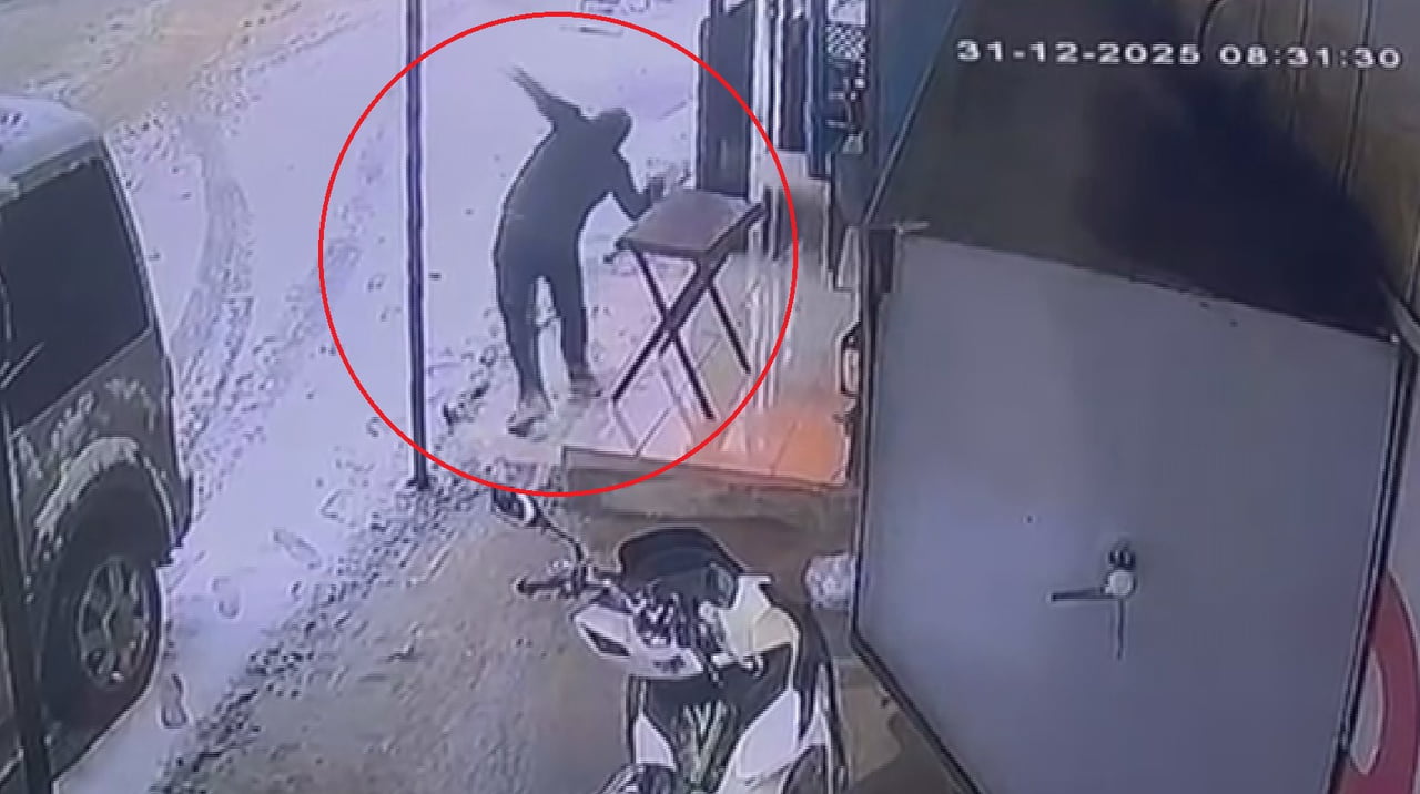 HATAY’DA ETKİLİ OLAN ŞİDDETLİ YAĞIŞLA ISLAK VE KAYGAN ZEMİNDE YÜRÜRKEN DÜŞEN İNSANLARIN ZOR ANLARI...