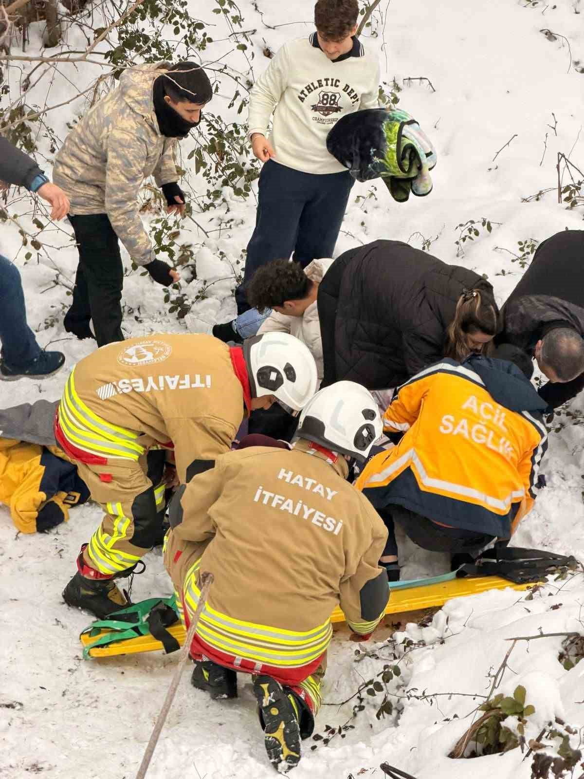 HATAY’DA KAYGANLAŞAN YOLDA DEREYE UÇAN OTOMOBİLDEKİ 5 KİŞİ YARALANDI.