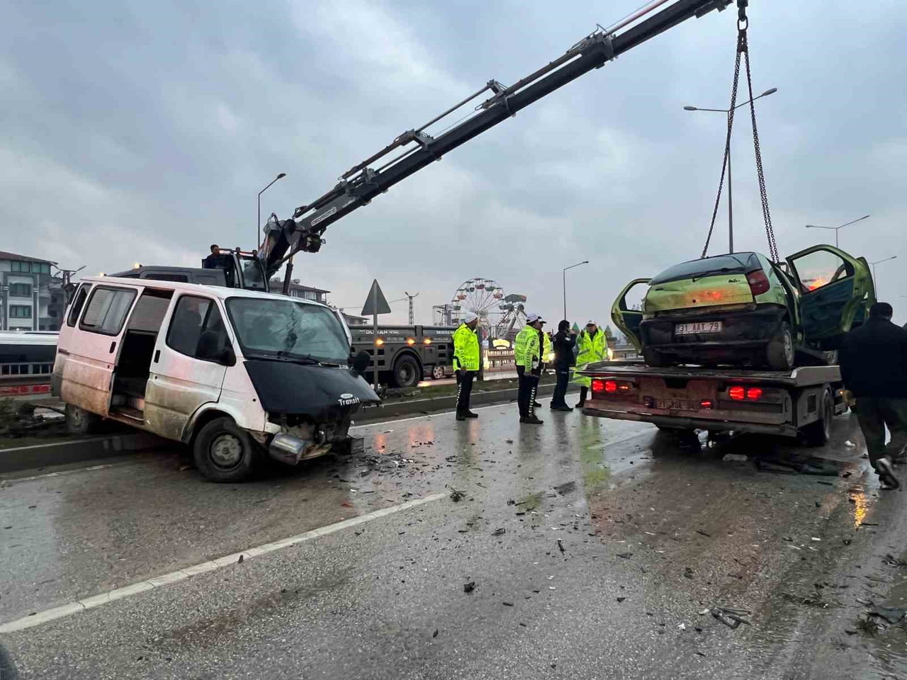 HATAY’DA KONTROLDEN ÇIKAN MİNİBÜSÜN KARŞI ŞERİDE GEÇEREK OTOMOBİLLE ÇARPIŞTIĞI KAZADA 1’İ ÖL 4...