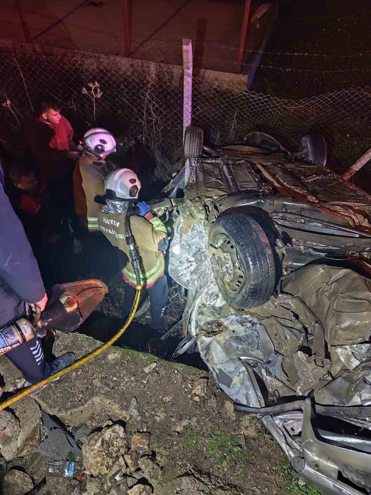 HATAY’DA KONTROLDEN ÇIKARAK YOL KENARINA UÇAN OTOMOBİLDEKİ 3 KİŞİ YARALANDI, 1 KİŞİ...