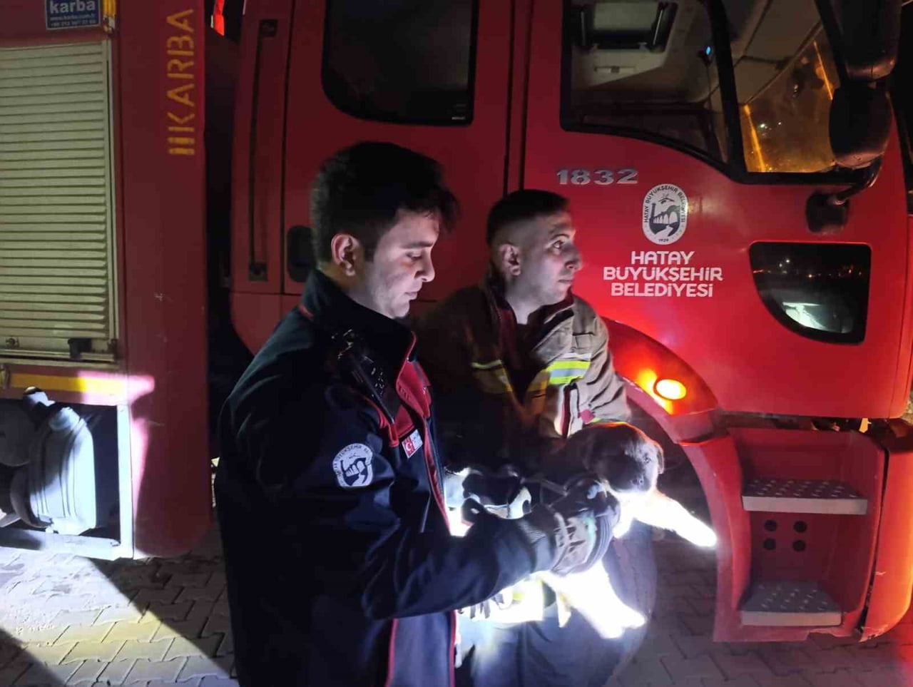 HATAY’DA KUYUYA DÜŞEREK MAHSUR KALAN KÖPEĞİ İTFAİYE KURTARDI.