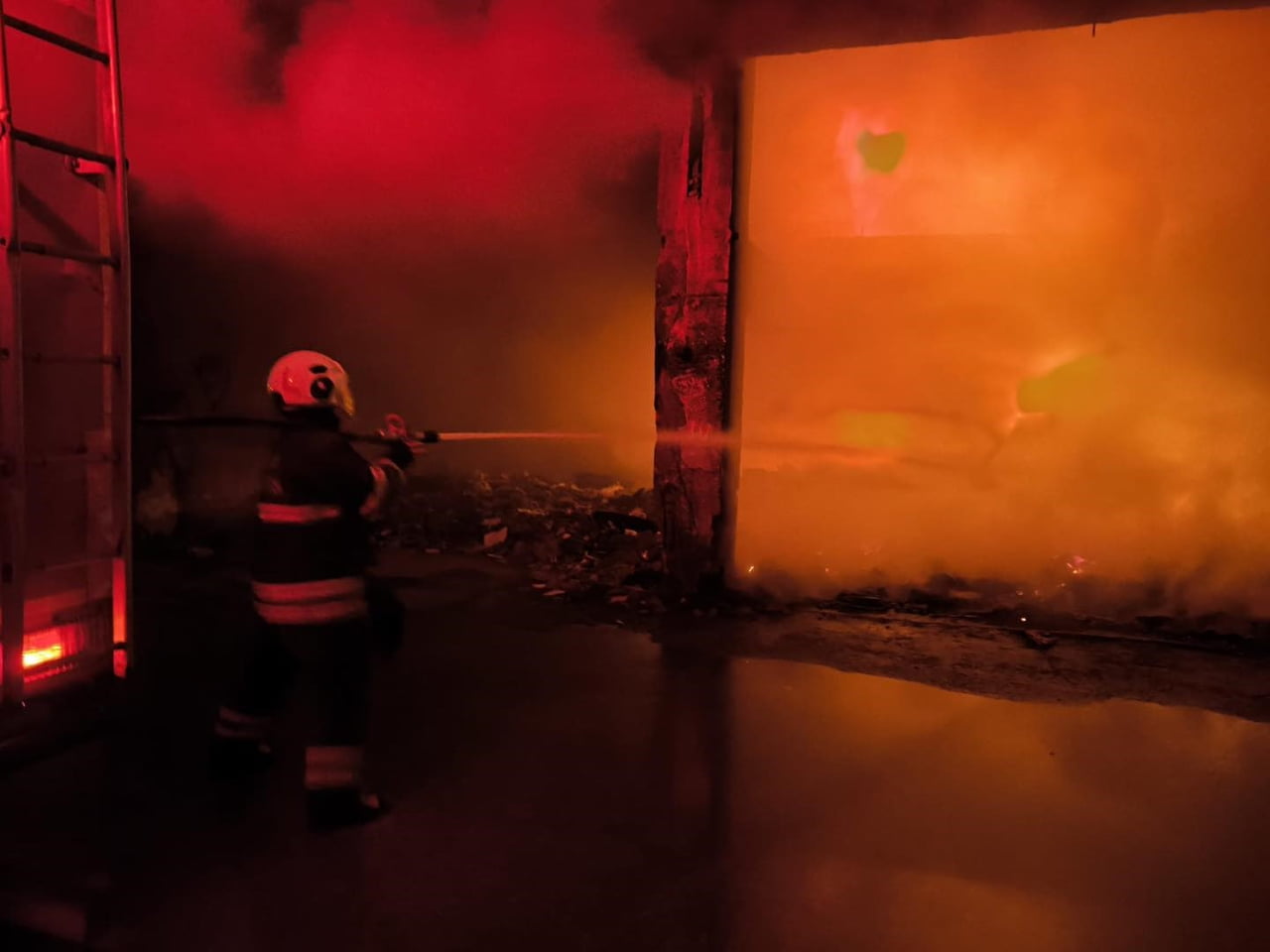 HATAY’DA METRUK BİNADA ÇIKAN YANGIN, ÇEVREDEKİ BİNALARA SIÇRAMADAN SÖNDÜRÜLDÜ.