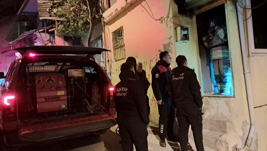 HATAY’DA MÜSTAKİL EVDE ÇIKAN YANGIN, İTFAİYE EKİPLERİNİN HIZLI MÜDAHALESİYLE ÇEVREYE SIÇRAMADAN...