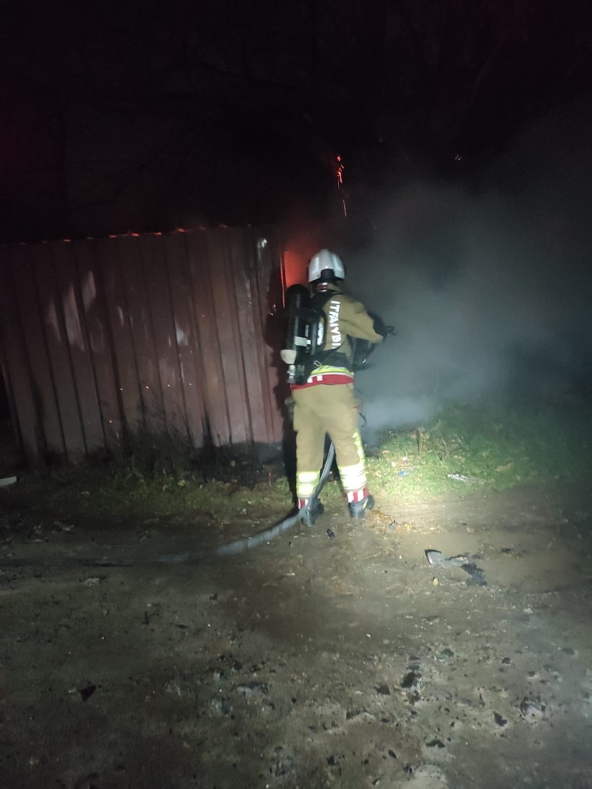 HATAY’DA MÜSTAKİL EVDE ÇIKAN YANGIN, İTFAİYE EKİPLERİNİN MÜDAHALESİYLE ÇEVREYE SIÇRAMADAN...