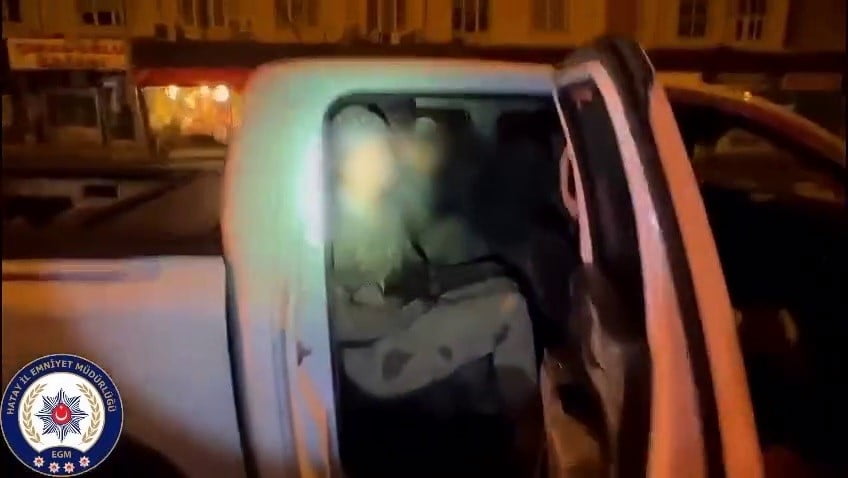 HATAY’DA POLİS EKİPLERİ TARAFINDAN GERÇEKLEŞTİRİLEN OPERASYONDA 8 GÖÇMEN YAKALANIRKEN, 2...