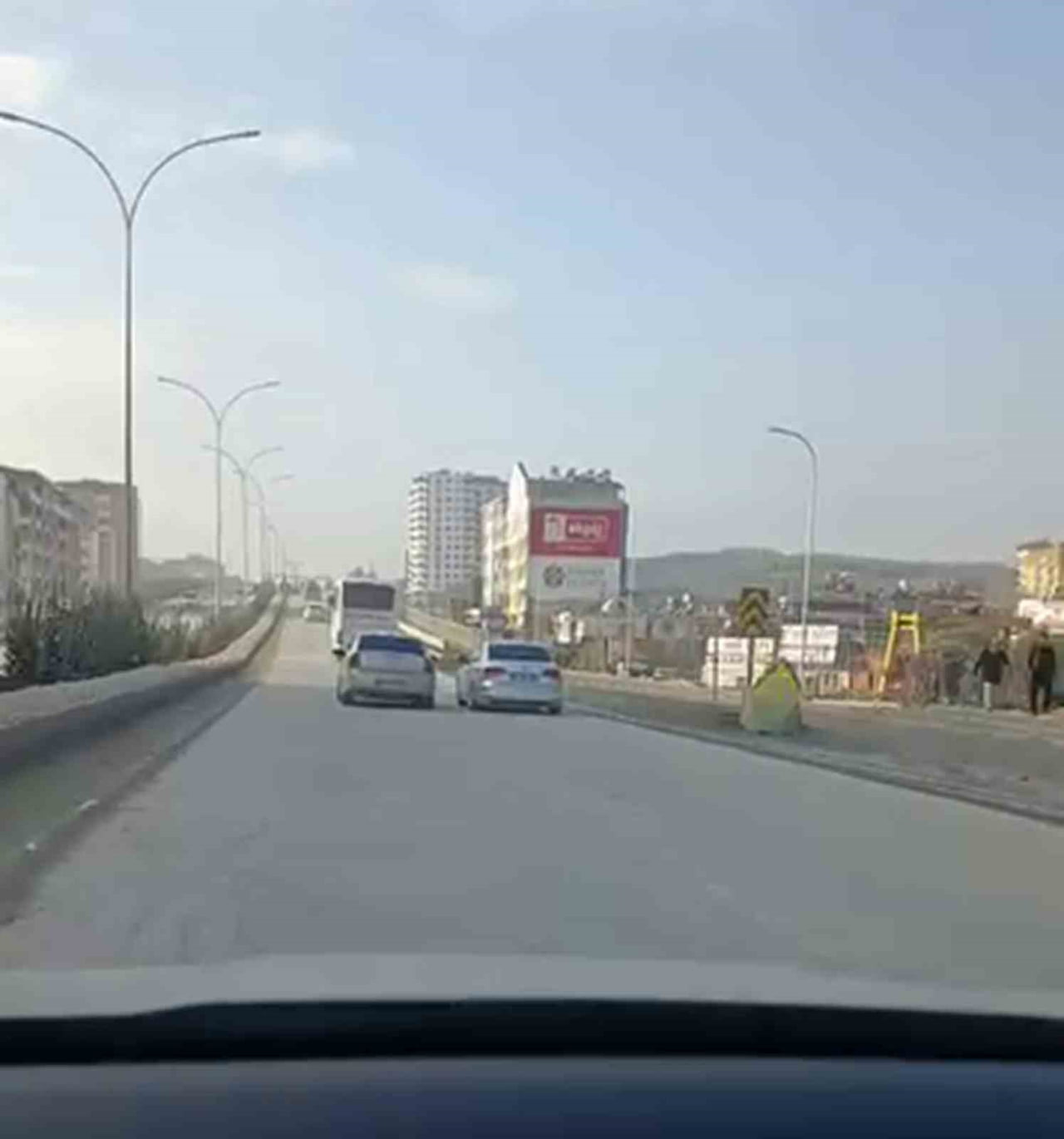 HATAY’DA SAĞDAN, SOLLAMA YAPARAK YÜREKLERİ AĞZA GETİREN OTOMOBİL SÜRÜCÜSÜNÜN TEHLİKELİ YOLCUĞU...