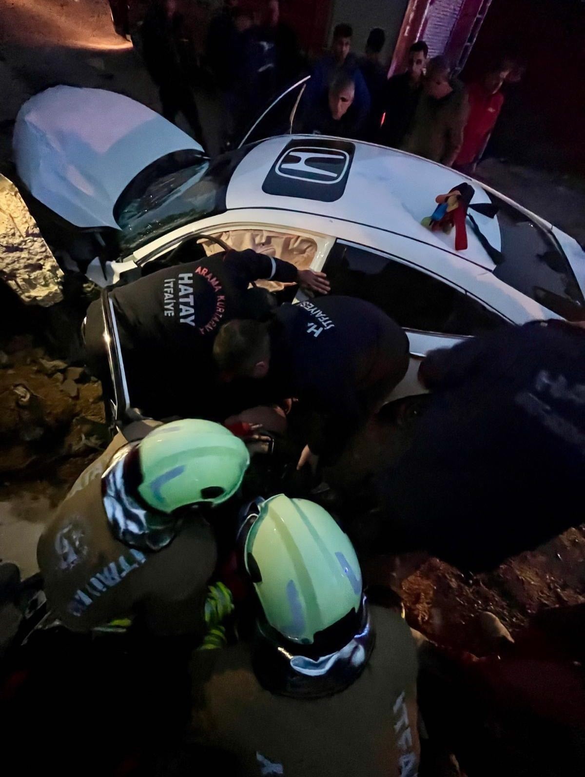 HATAY’DA ŞARAMPOLE DEVRİLEN OTOMOBİLDEKİ 2 KİŞİ YARALANDI.